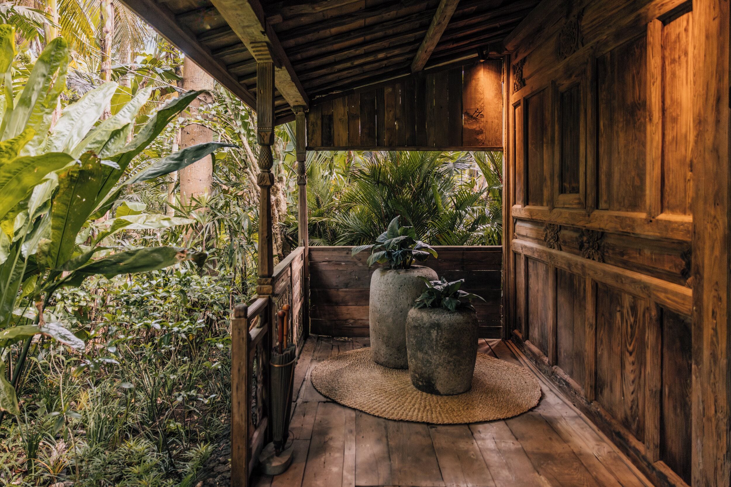 Masajes con piedras calientes y masajes de tejido profundo 