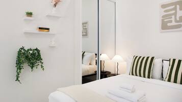 Iron/ironing board, Internet, bed sheets