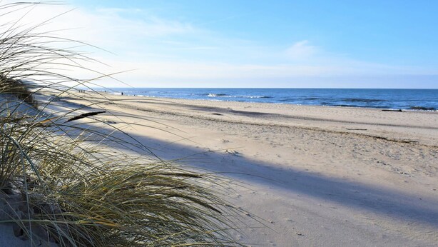 A beach with clear skies and calm waters. - 1 bedroom amazing apartment in Rowy (Rowy)