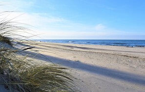 A beach with clear skies and calm waters. - 1 bedroom amazing apartment in Rowy (Rowy)