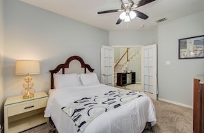 Iron/ironing board, Internet, bed sheets - Spacious 5-bedroom bungalow in pleasant Missouri City with AC and private pool (Missouri City)