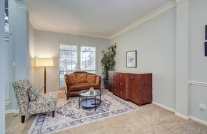 TV, fireplace - Spacious 5-bedroom bungalow in pleasant Missouri City with AC and private pool (Missouri City)