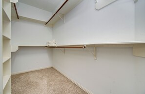 Interior - Spacious 5-bedroom bungalow in pleasant Missouri City with AC and private pool (Missouri City)