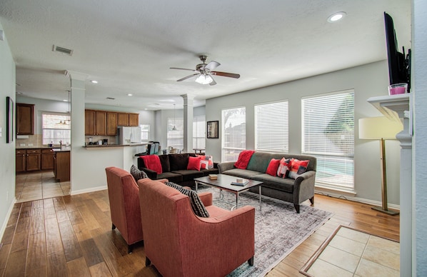 TV, fireplace - Spacious 5-bedroom bungalow in pleasant Missouri City with AC and private pool (Missouri City)