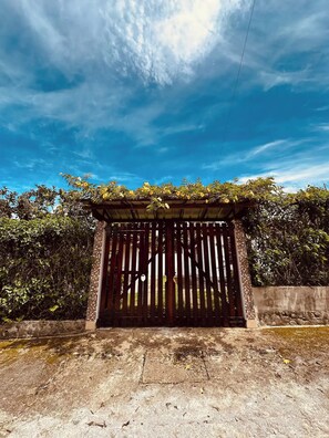 Property grounds - Luxury House in Mindo with Private Jacuzzi (Mindo)