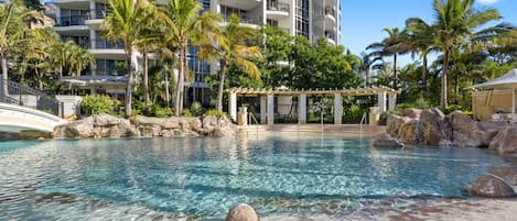 Een binnenzwembad, een buitenzwembad