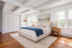 6 Schlafzimmer, Schreibtisch, Bügeleisen/Bügelbrett, Reisekinderbett