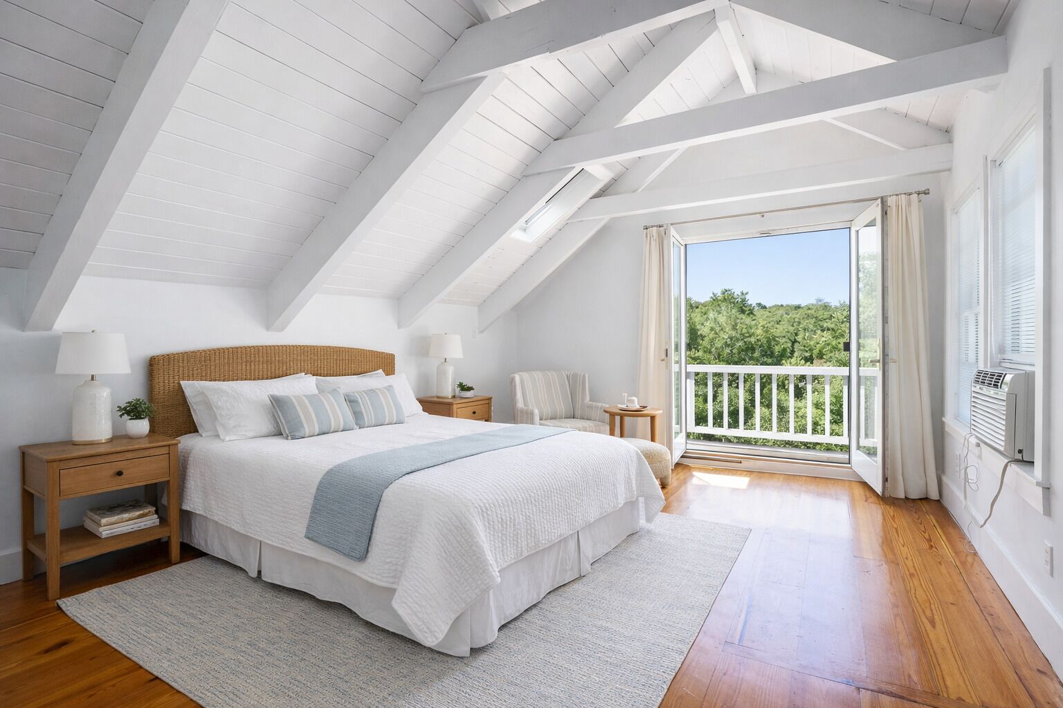 6 slaapkamers, een bureau, een strijkplank/strijkijzer, reisbedje