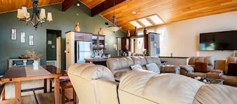 Pine Mountain Club Cozy Alpine Cabin Hideaway with Game Room