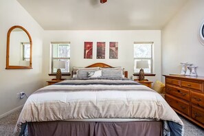 4 bedrooms, iron/ironing board, WiFi, bed sheets - Pine Mountain Club Cozy Alpine Cabin Hideaway with Game Room (Frazier Park)