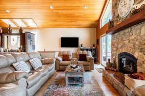Smart TV - Pine Mountain Club Cozy Alpine Cabin Hideaway with Game Room (Frazier Park)