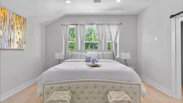 Tabla de planchar con plancha, internet y ropa de cama