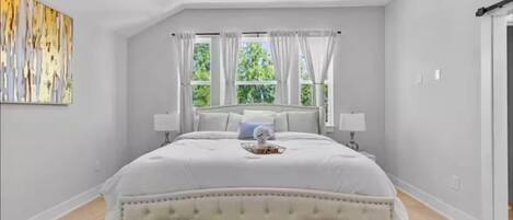 مكواة/لوح كي وخدمة الإنترنت وملاءات أسرّة