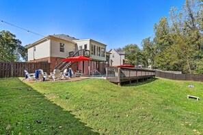 Outdoor dining - Rally Point Inn: private family getaway with pool, gym, hot tub, arcade (Clarksville)