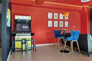 Games room - Rally Point Inn: private family getaway with pool, gym, hot tub, arcade (Clarksville)