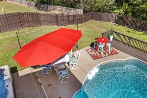Terrace/patio - Rally Point Inn: private family getaway with pool, gym, hot tub, arcade (Clarksville)
