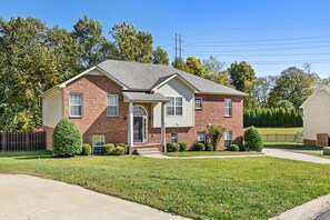 Exterior - Rally Point Inn: private family getaway with pool, gym, hot tub, arcade (Clarksville)