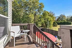 Terrace/patio - Rally Point Inn: private family getaway with pool, gym, hot tub, arcade (Clarksville)