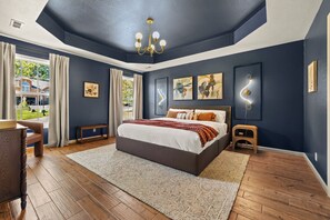 5 bedrooms, iron/ironing board, travel cot, free WiFi - Rally Point Inn: private family getaway with pool, gym, hot tub, arcade (Clarksville)