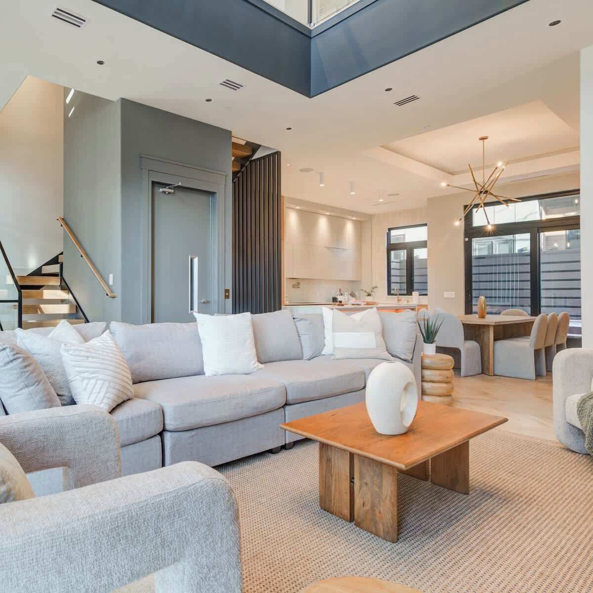 TV, peis og kontorer