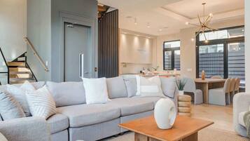 TV, peis og kontorer