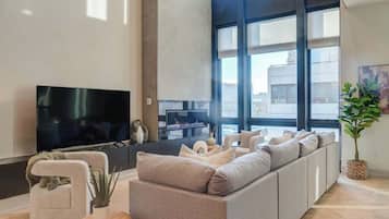 TV, peis og kontorer