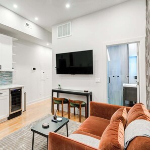 TV - Cozy 1 BD in Rittenhouse Square w/ King Bed (Philadelphia)