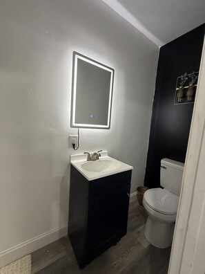 Secador de pelo, toallas, jabón, papel higiénico