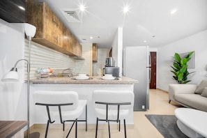 Room - Stayshort - Moderm Studio Apartment in Sports City That Sleeps 2 (Dubai)
