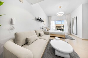 Room - Stayshort - Moderm Studio Apartment in Sports City That Sleeps 2 (Dubai)
