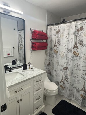 Hair dryer, towels, soap, toilet paper - Romantic Chic Studio • King Bed • Private string light Patio (Hollywood)