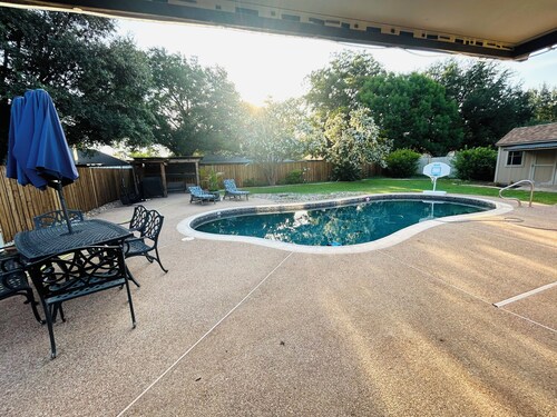 Convenient 4-bedroom house with POOL in the heart of Granbury