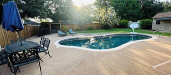 Convenient 4-bedroom house with POOL in the heart of Granbury