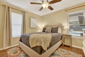 A bedroom with a bed, bedside lamps, a ceiling fan, and a window with blinds. - Convenient 4BR POOL home close to restaurants and shopping (Granbury)