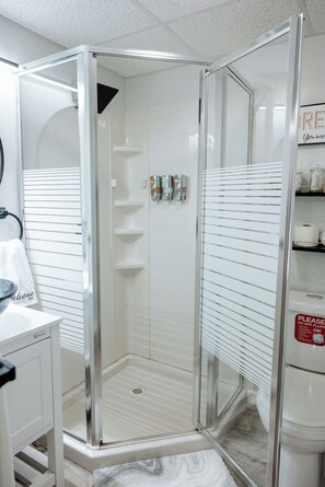 Hair dryer, towels, soap, toilet paper - Casita Conejo 1 Queen Bed + 1 Sofa Bed (Providence)