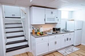 Unclassified image, 3 of 78, button - -Queen+Sofa Bed-“Modern/Cozy/Lovely” Casita CoNeJo (Providence)