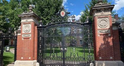 -Queen+Sofa Bed-“Modern/Cozy/Lovely” Casita CoNeJo