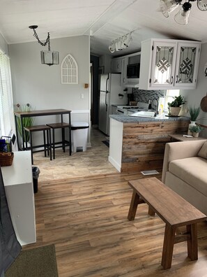 Una cocina moderna con armarios blancos, estufa integrada y una isla grande.