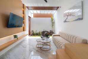 Executive Villa | Living area | 45-inch Smart TV with satellite channels - Casa De Vero Amore 1 (Jimbaran)