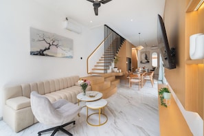 Villa ejecutiva | Zona de estar | Smart TV de 45 pulgadas con canales por satélite
