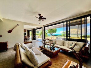 Smart TV, ping pong, books - Tiarenui Beach villa Moorea with private beach, large parc, AC, daily breakfast (Maharepa City)