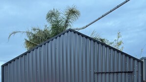 Un edificio de metal con un letrero de neón que dice 'Granny's Cabin'.
