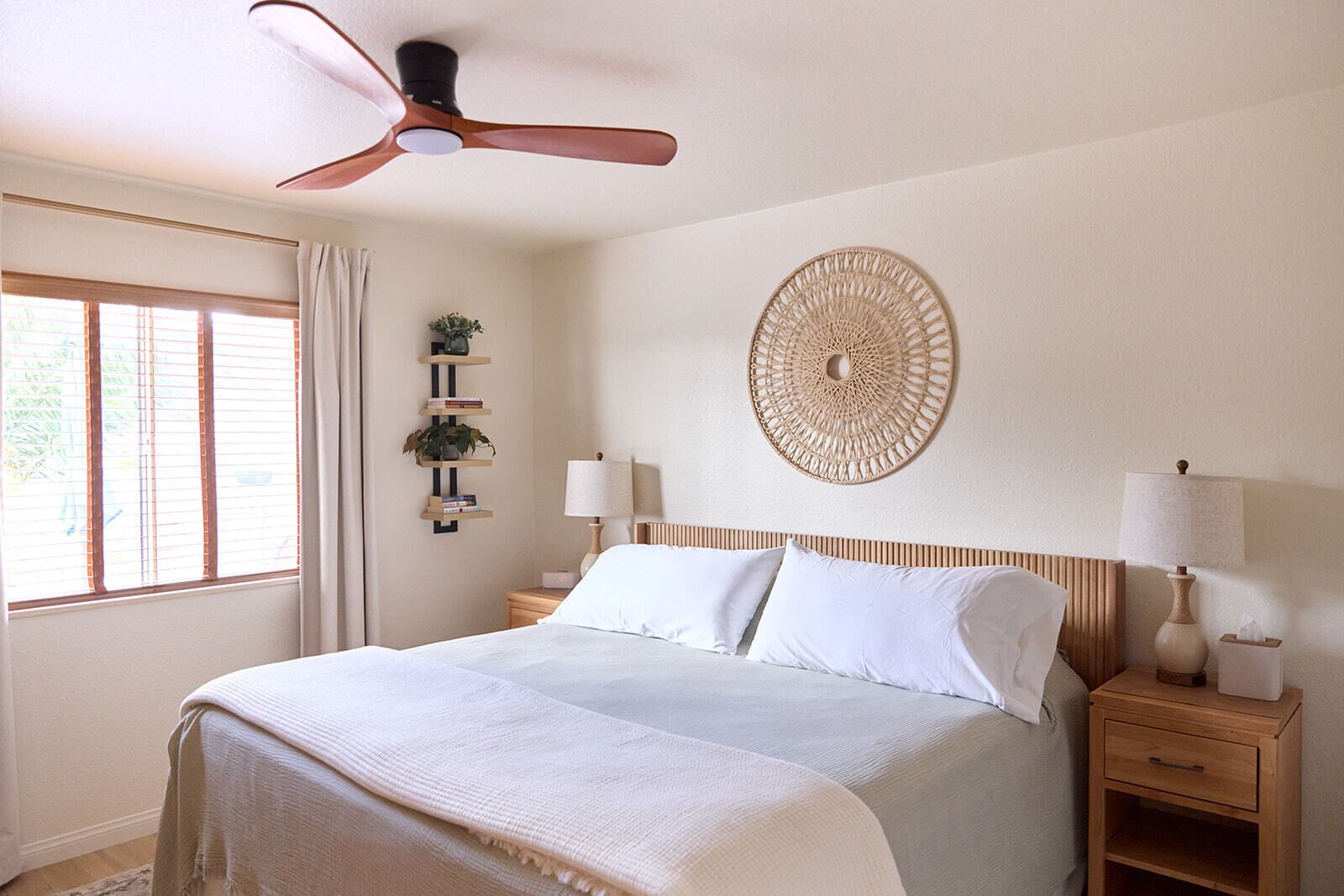 Een strijkplank/strijkijzer, wifi, beddengoed