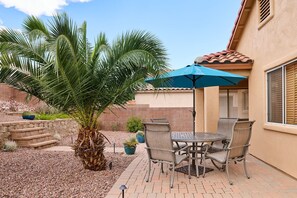 Outdoor dining - Stylish Dove Mountain Retreat - Golf & Hiking - Quiet Cul-de-Sac (Marana)