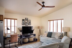Living area - Stylish Dove Mountain Retreat - Golf & Hiking - Quiet Cul-de-Sac (Marana)
