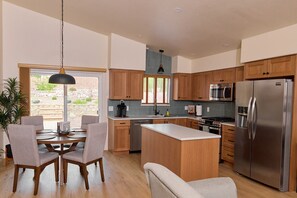 Private kitchen - Stylish Dove Mountain Retreat - Golf & Hiking - Quiet Cul-de-Sac (Marana)
