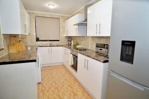 Fridge, microwave, oven, stovetop - Family- Near Lcy Airport- Sleeps 6- Parking- Wi-Fi (Essex)