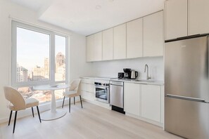 Fridge, microwave, oven, stovetop - Blueground | Downtown Brooklyn, rooftop, nr Brooklyn Bridge (New York)