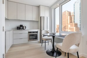 Fridge, microwave, oven, stovetop - Blueground | Downtown Brooklyn, rooftop, nr Brooklyn Bridge (New York)