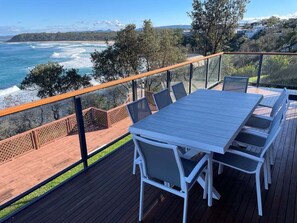 A deck with a table and chairs overlooking the ocean. - Bellevue ~ Relaxing Beach Getaway on the South Coast (Manyana)